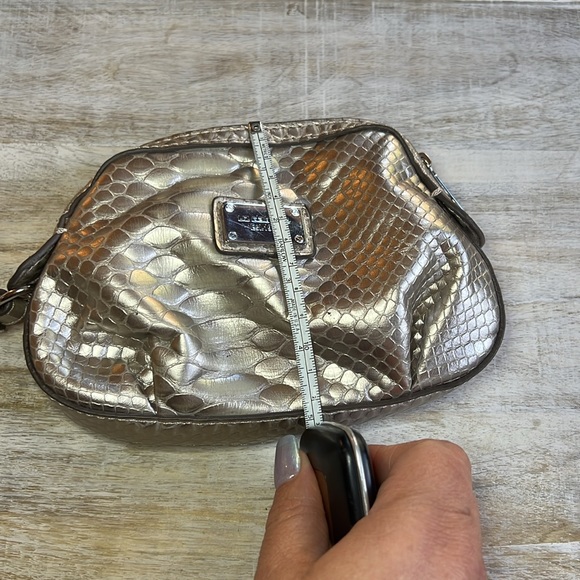 LIZ CLAIBORNE Est. 1976 Wristlet Gold Snake-print - Picture 6 of 8